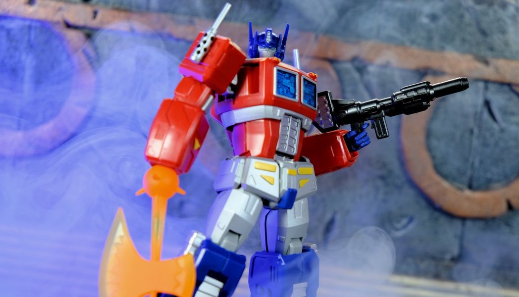 Amazing Yamaguchi Revoltech Optimus Prime  (2 of 16)